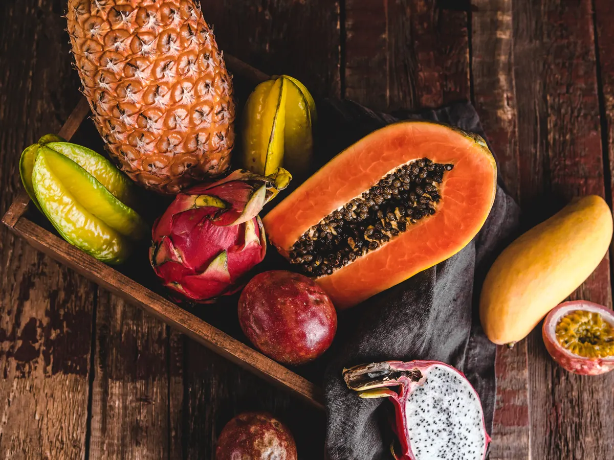 Surtido de frutas tropicales frescas