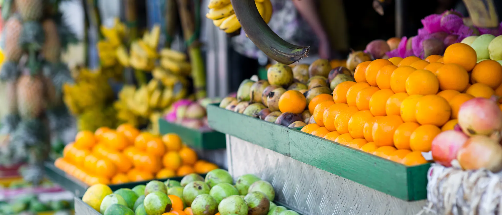 Puesto de frutas tropicales en el mercado